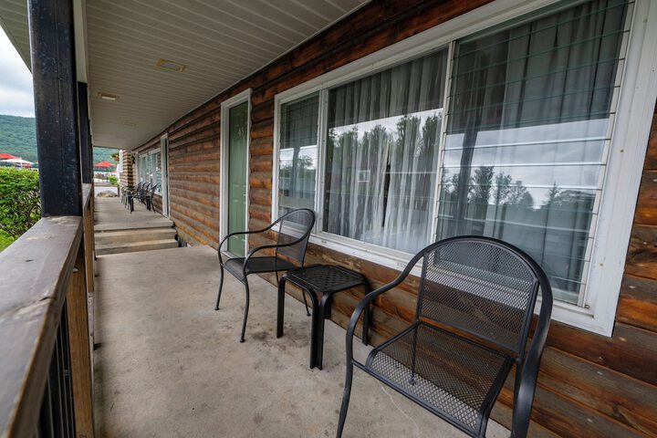 Scottys Lakeside Resort