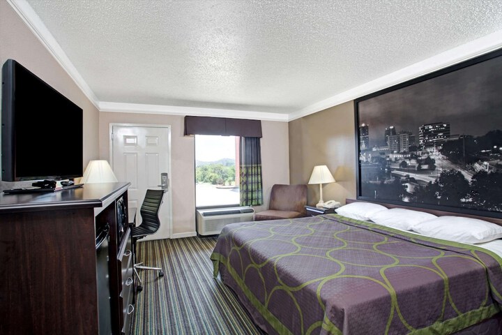 Room 6 of 15
