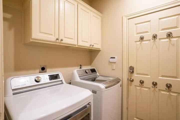 Bedroom with 3.5-Bathroom near Golf Course!