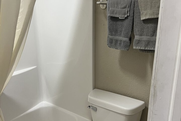 Westbridge Inn & Suites
