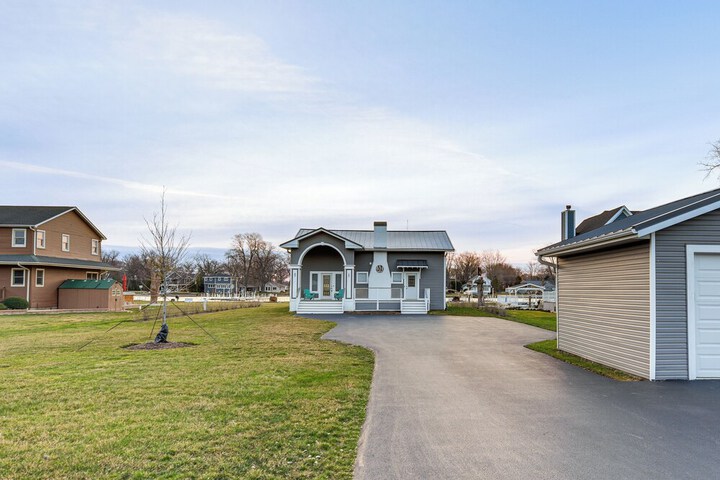 Home on Fox River: Modern Decor Style!