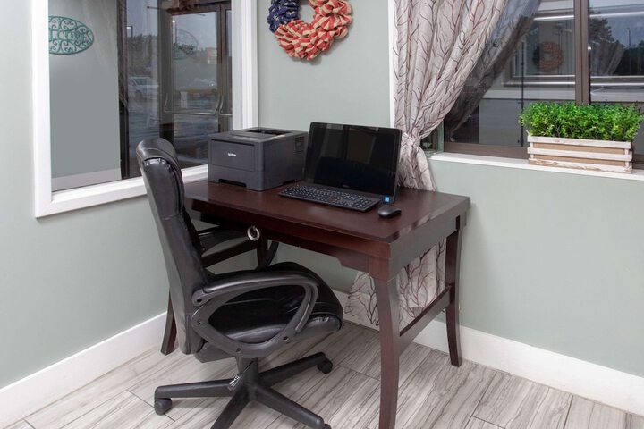 Business Center 32 of 34