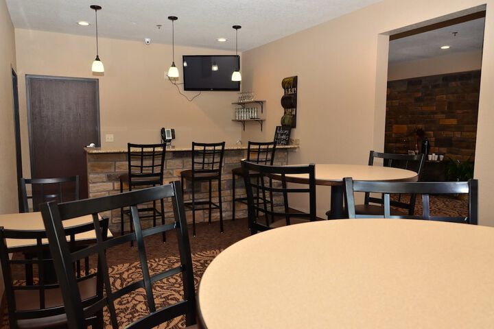 Lounge 53 of 58
