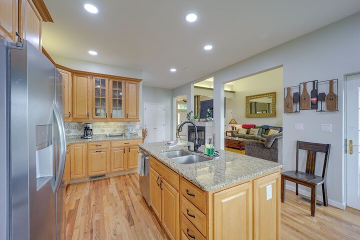 Classy Home w / Hot Tub + Mt. Jefferson Views!