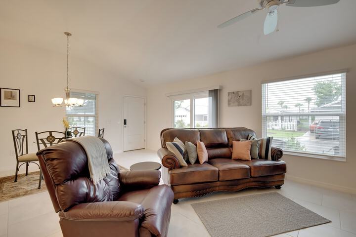 Sun-soaked Retreat in The Villages w / Grill!