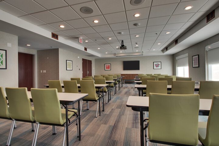 Holiday Inn Express & Suites Aurora - Naperville by IHG