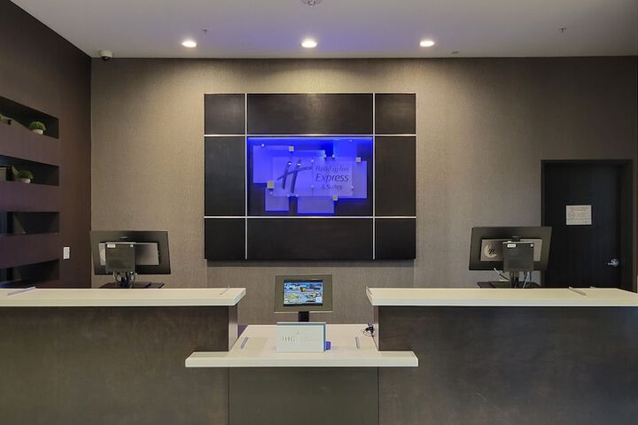Holiday Inn Express & Suites Anaheim Resort Area by IHG