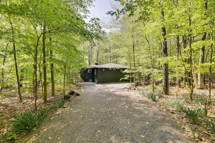 Private Deck & Grill: Pocono Pines Retreat!