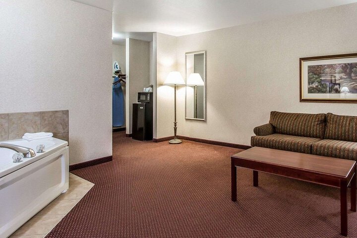 Quality Inn & Suites Fort Madison near Hwy 61