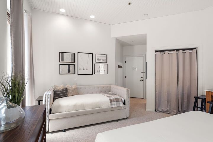 Room 25 of 127