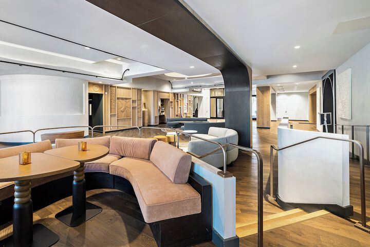 Lounge 142 of 177