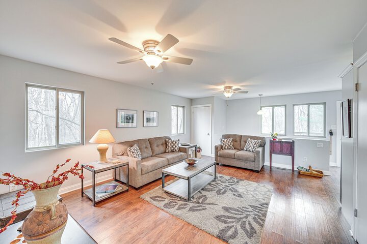 8 Mi to Lake Michigan: Creative Retreat w / Deck!