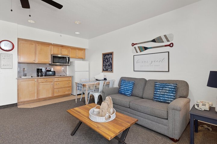 Beach House Inn & Suites