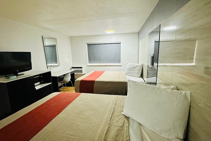 Room 16 of 19