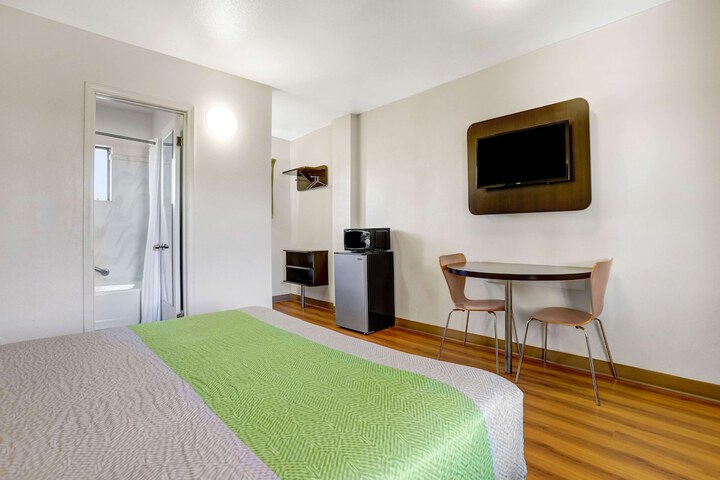 Room 33 of 39