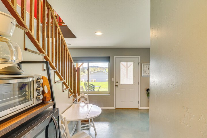 Mtn-view Eureka Apartment: Walk to Eateries!