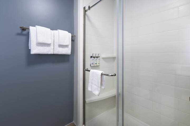 Holiday Inn Express & Suites Greenwood Mall by IHG