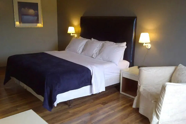 COUNTRY HEARTH INNS & SUITES