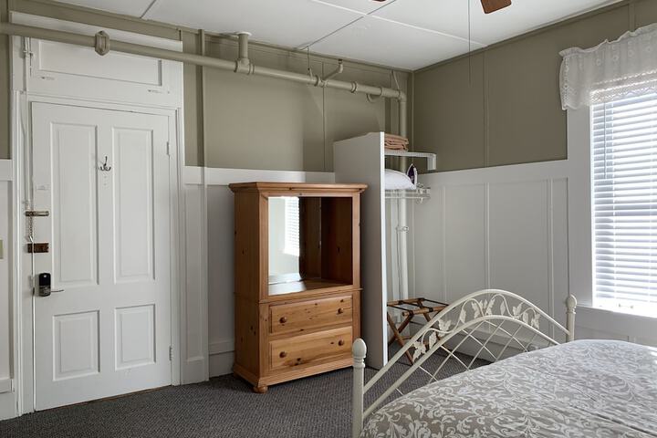 Room 34 of 155