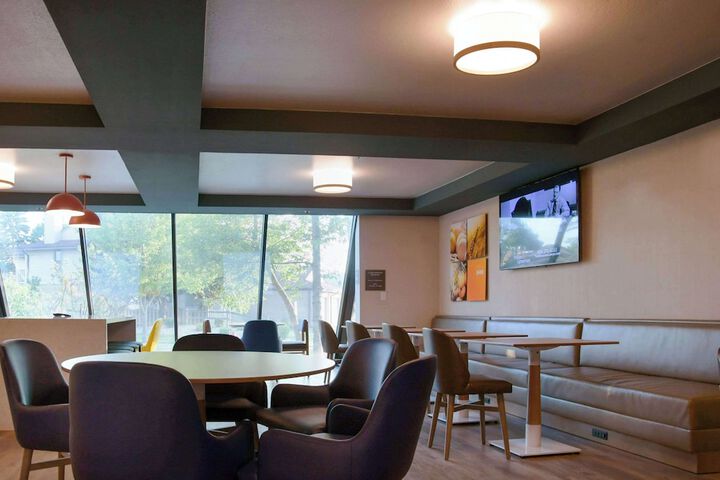 Comfort Inn & Suites NW Milwaukee