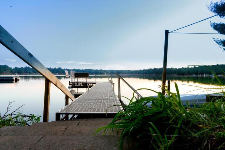 Lakefront Home 4 Bedroom 4 Bath Sleeps 12