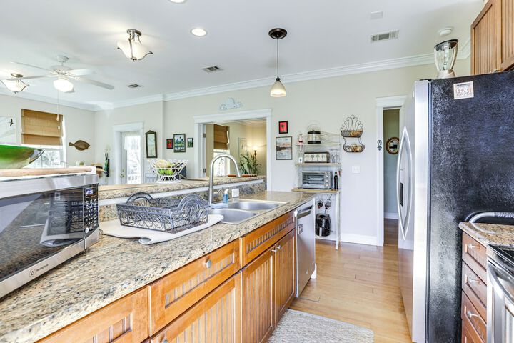 Lovely Carrabelle Home w / Lake Views & Pool Access