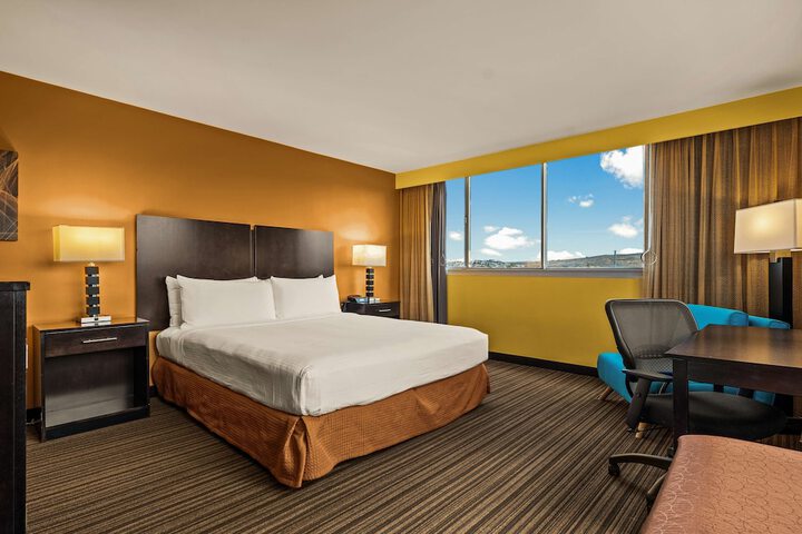 Best Western The Plaza Hotel Honolulu Airport - Free Breakfast