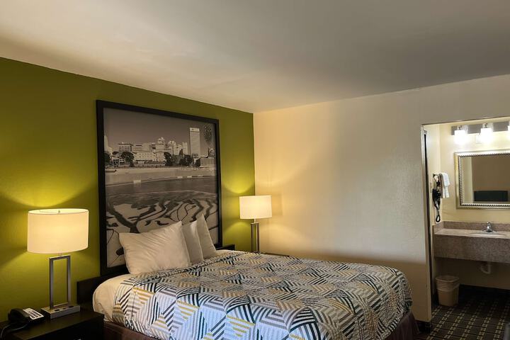 Room 17 of 33
