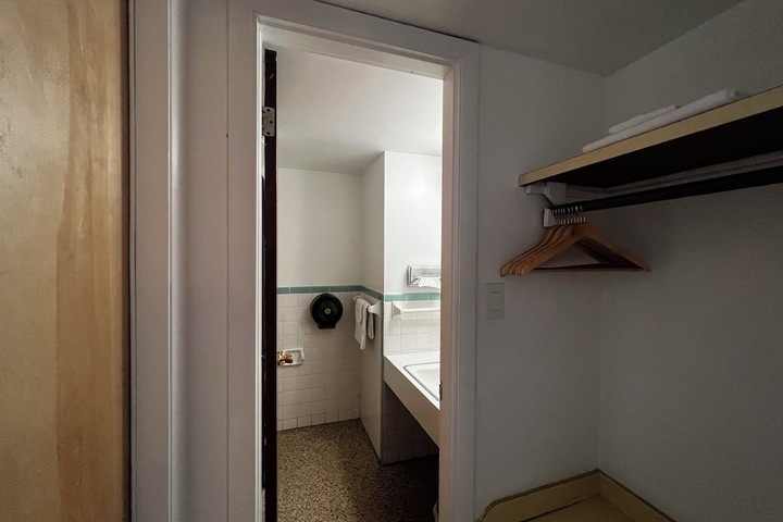 Room 6 of 16