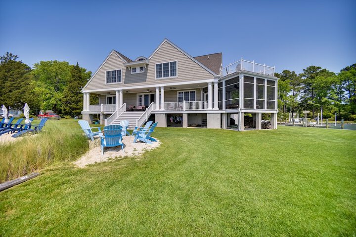 Bayfront White Stone Escape w / Private Beach!