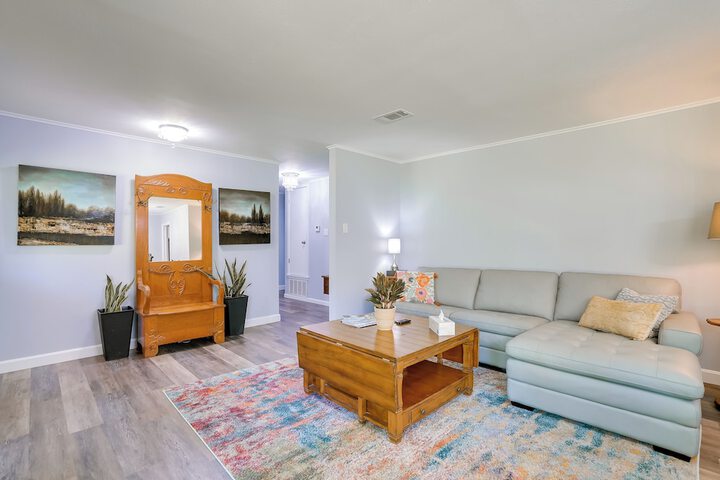 Lakefront Retreat in Jefferson w / Screened Porch!