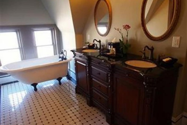 Room 40 of 102