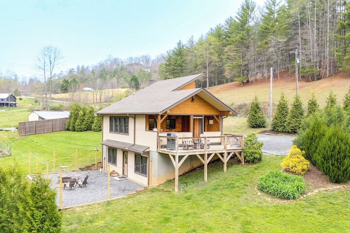 Sawyers Cabin w / Hot Tub in Blue Ridge Mtns!