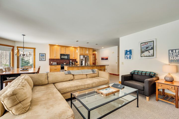 Ski-in Resort Family Condo w / Deck at Jay Peak!
