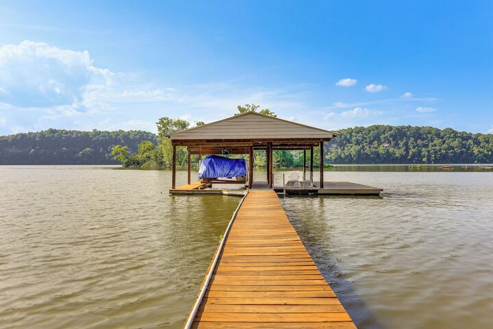 Waterfront Wheeler Lake Home w / Furnished Deck