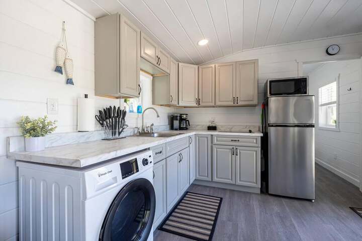 Tiny House 2 5 hrs NYC and Boston Waterfront Wifi