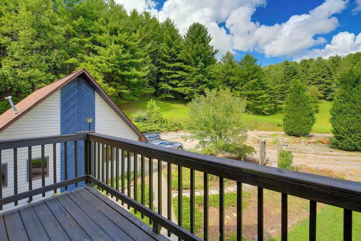 Secluded Mountain City Home w / Deck & Views!