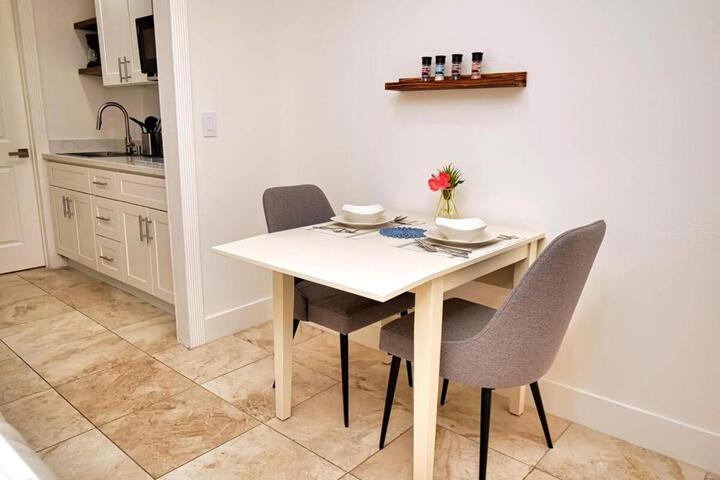 Molivu Homes Studio - PetFriendly - King Bed - W-D