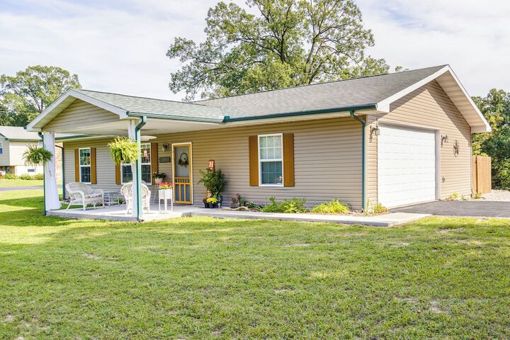 Charming Gravois Mills Escape w / Private Backyard!
