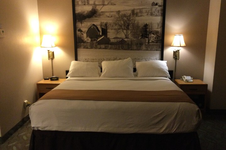 Super 8 by Wyndham Monroe WI