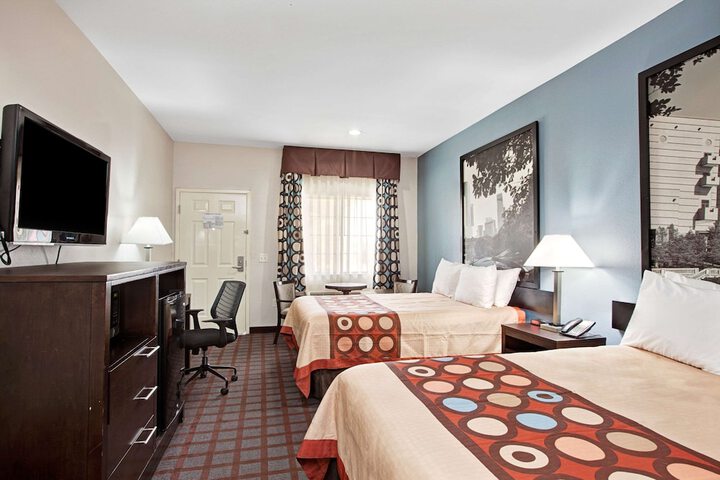 Room 11 of 32