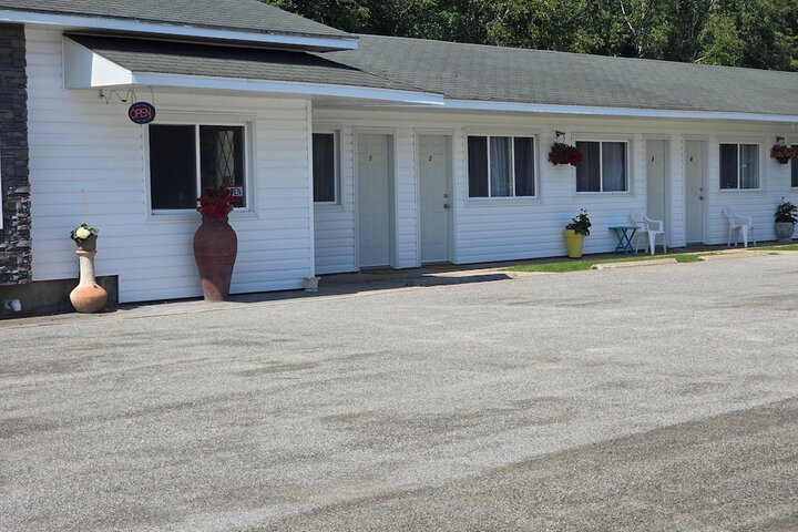 White Fang Motel
