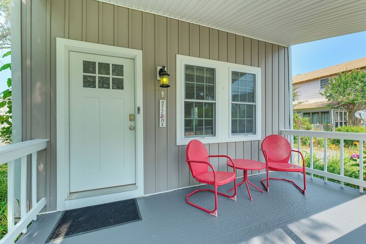 Adorable Cottage: Fire Pit Walk to Colonial Beach