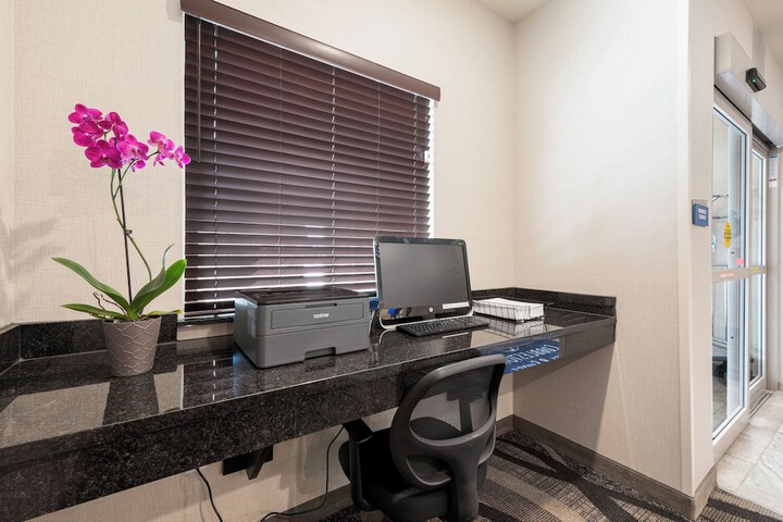 Cobblestone Hotel & Suites - Urbana
