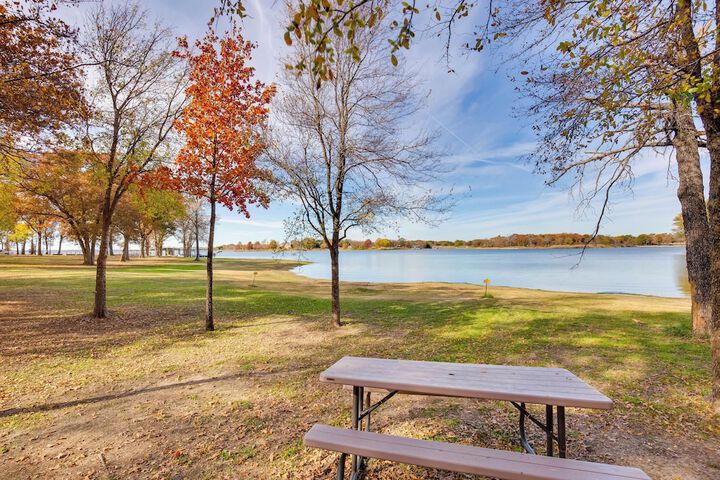 Community Pier: Cozy Kerens Cabin!