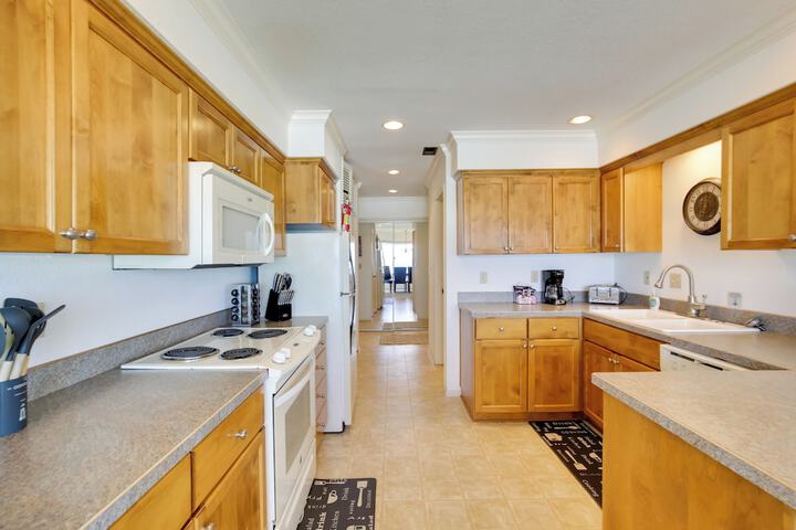 Lincoln City Vacation Rental w / Pool & Ocean Views