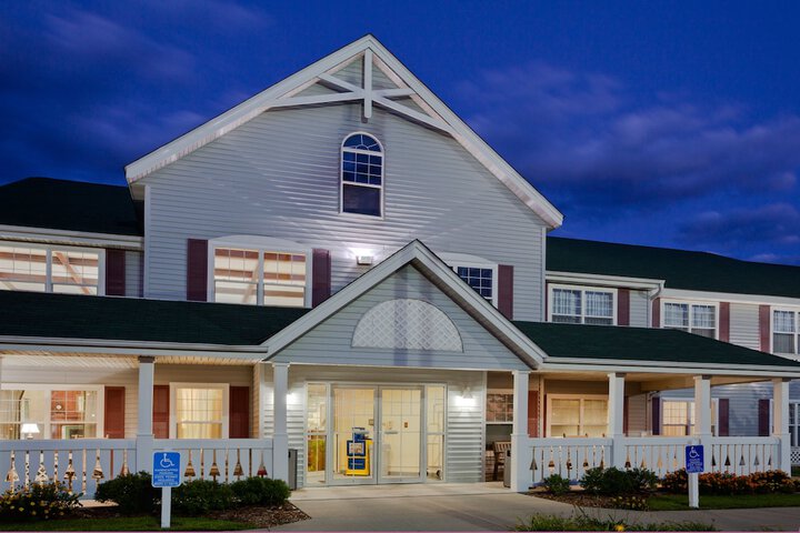 Country Inn & Suites by Radisson Grinnell, IA