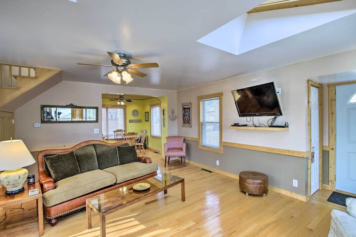 Charming Lake Ripley Cottage w / Water View!