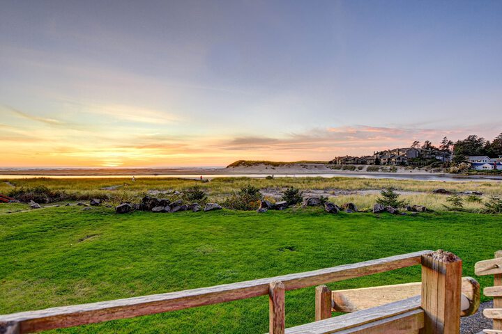 The Waves / The Argonauta Inn/The White Heron Lodge