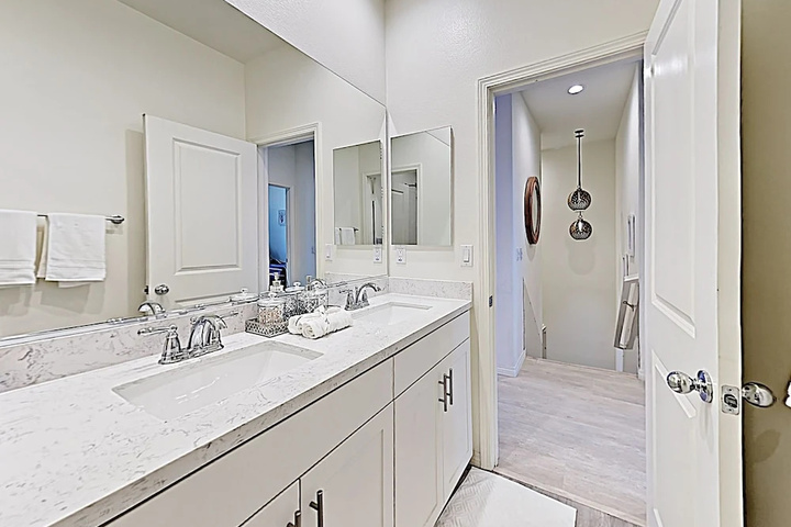 Stunning Beach W / Pool Views, Bar & Arcade 3 Bedroom Condo